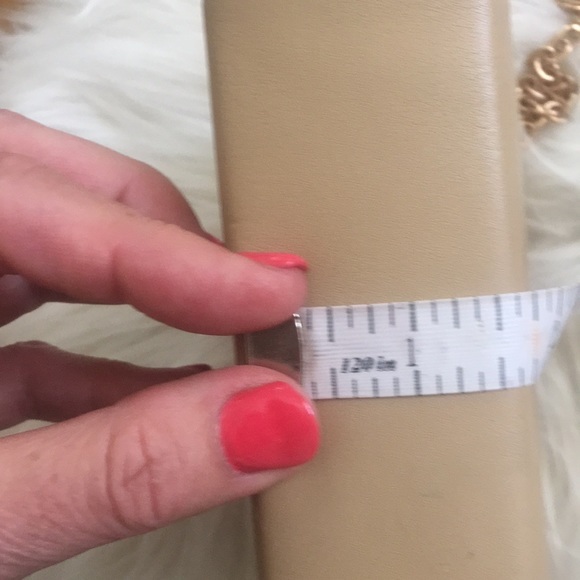 Tan hard case shoulder bag with gold accents - Picture 9 of 10